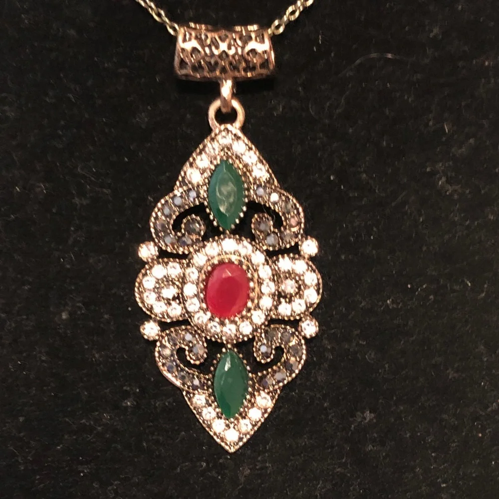 Elegant Red and Green Pendant Necklace - Picture 1 of 6